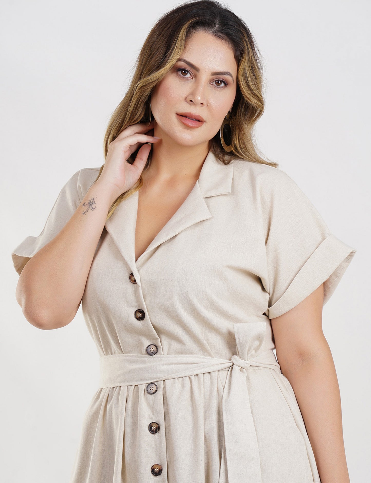 VESTIDO CURTO TEXTURA LINHO CINTO BEGE