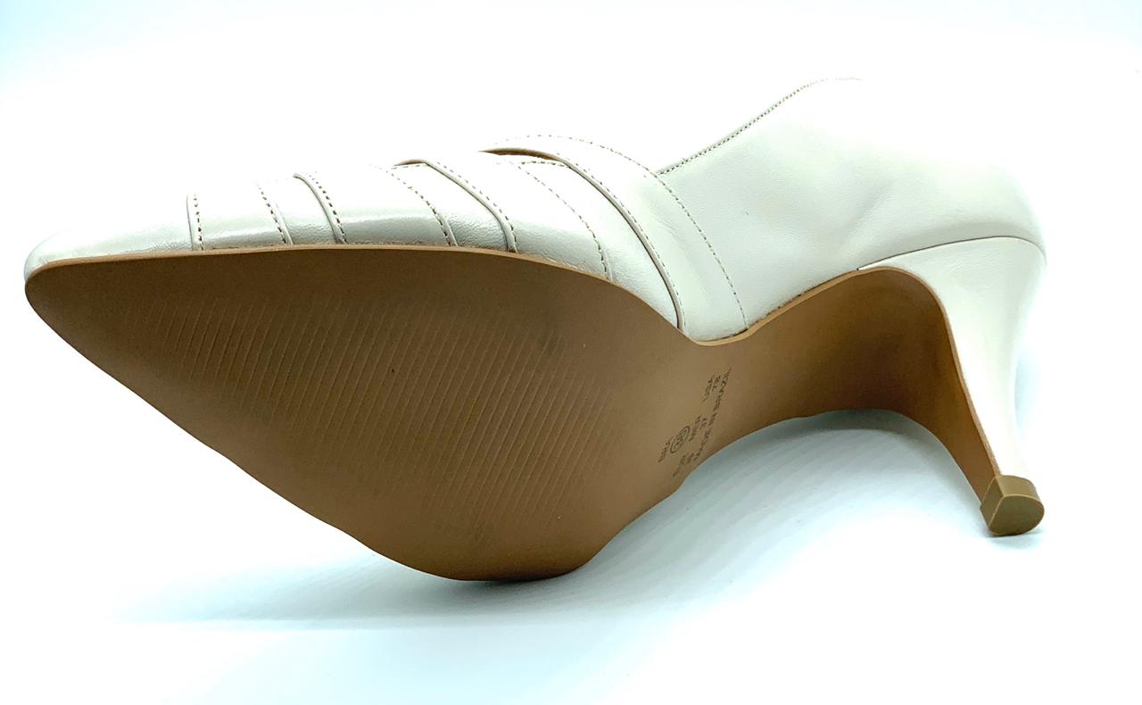 Scarpin off-white salto fino