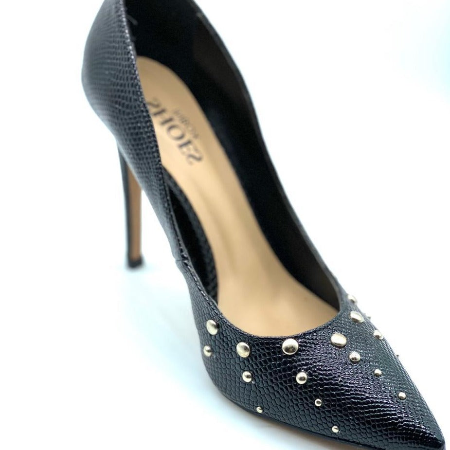 Scarpin preto com tachinhas salto fino