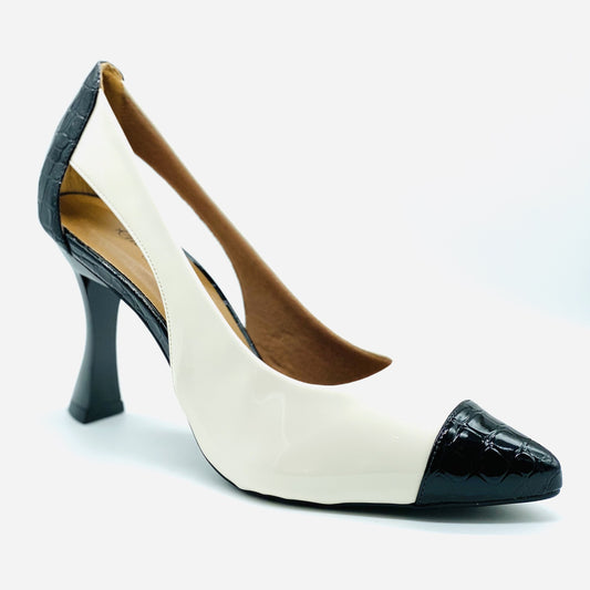 Scarpin off-white/preto verniz salto taça