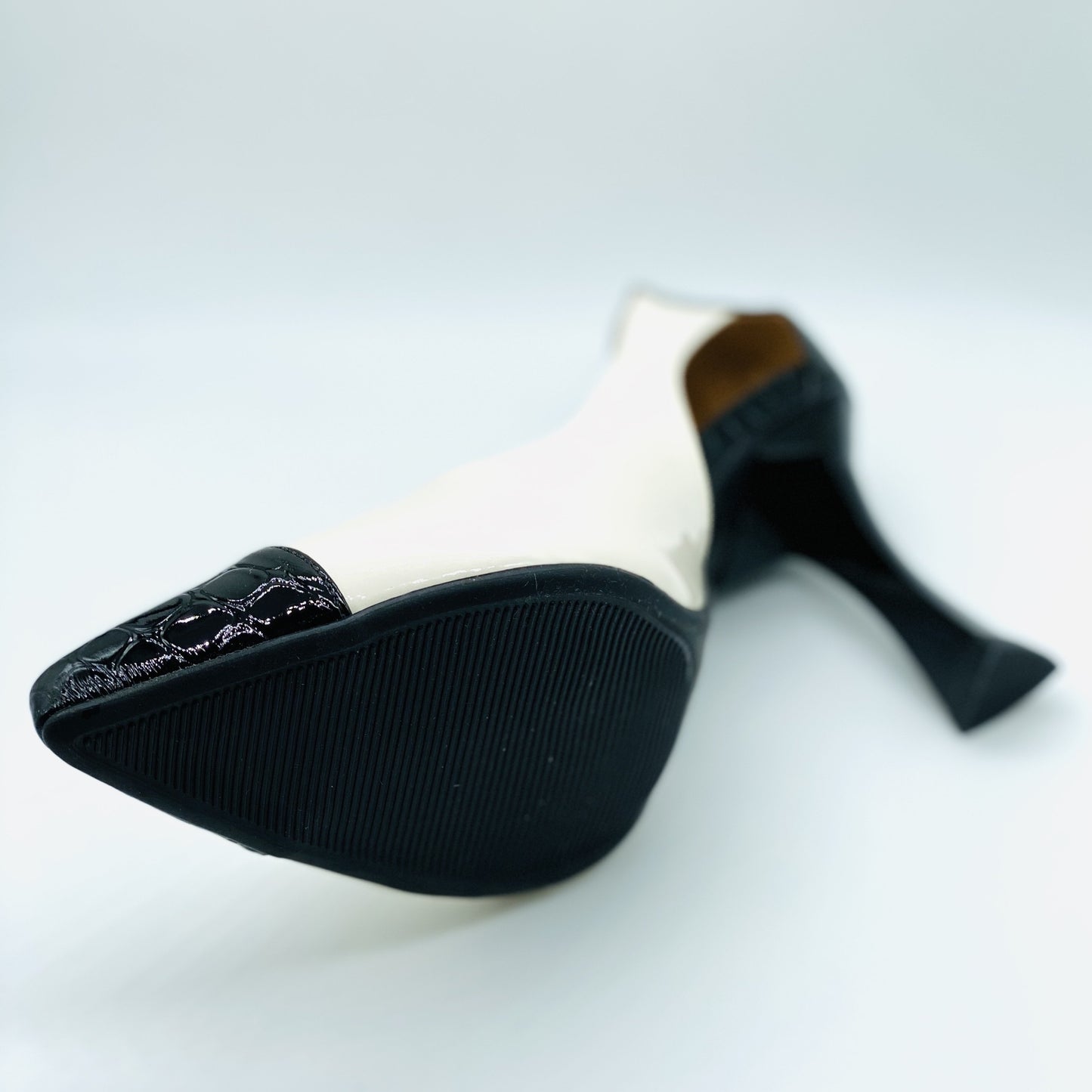 Scarpin off-white/preto verniz salto taça