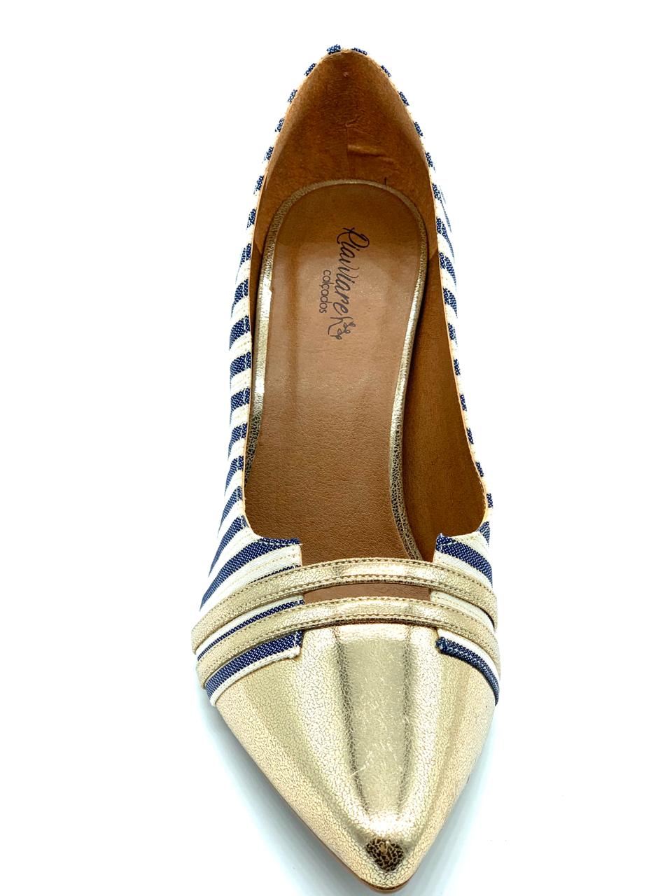 Scarpin jeans listrado com bico dourado salto fino