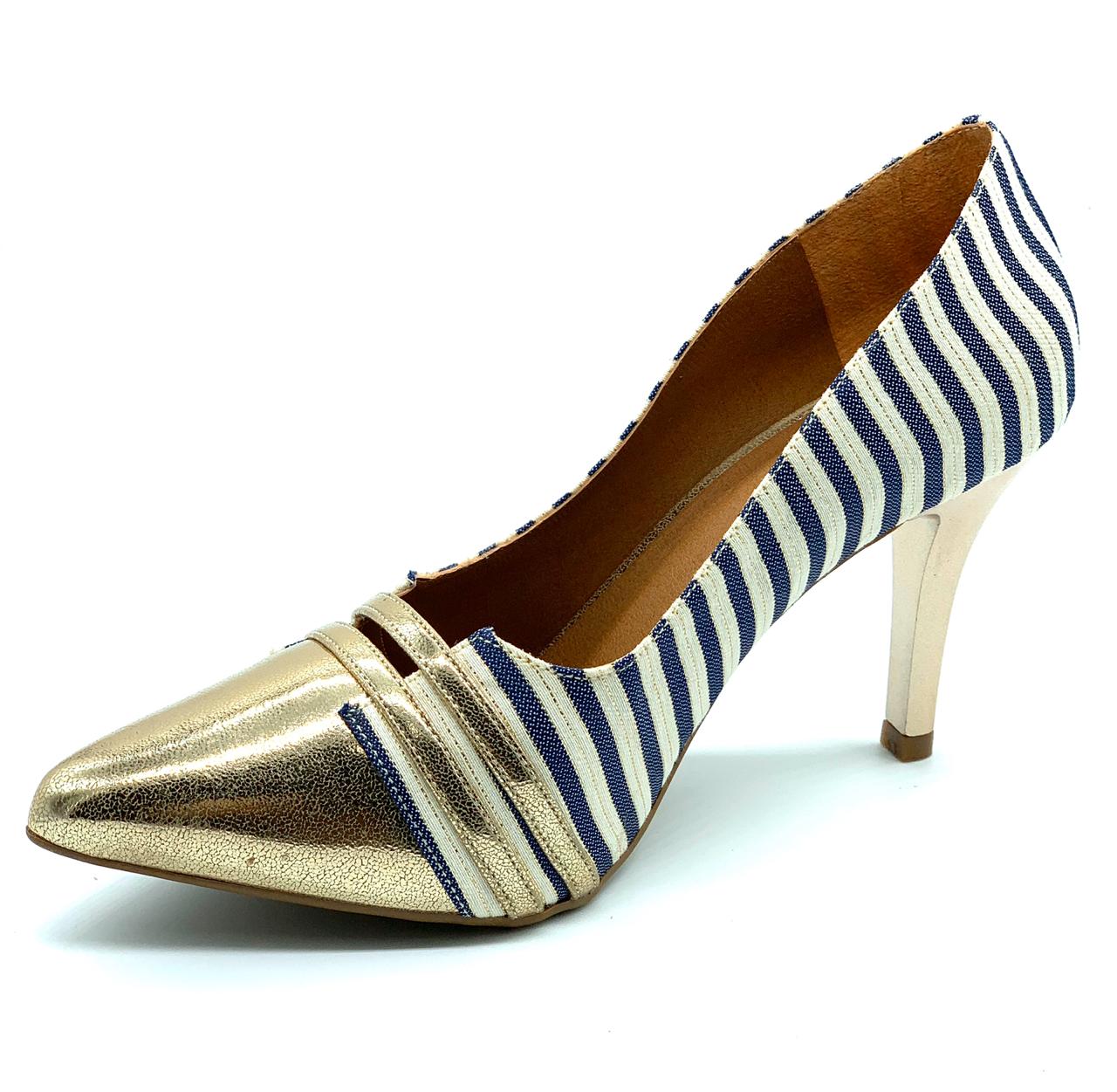 Scarpin jeans listrado com bico dourado salto fino