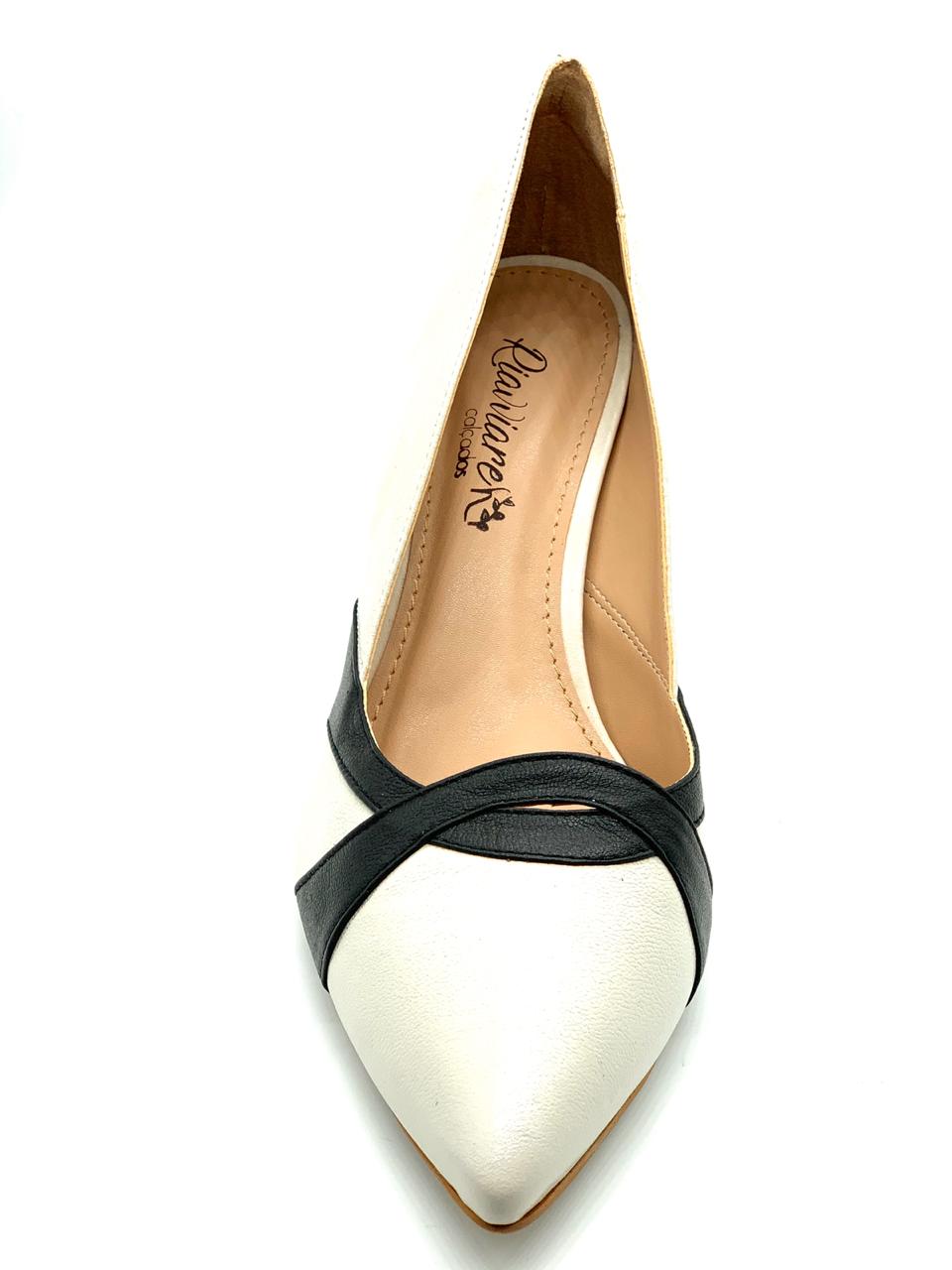 Scarpin off-white e preto salto fino