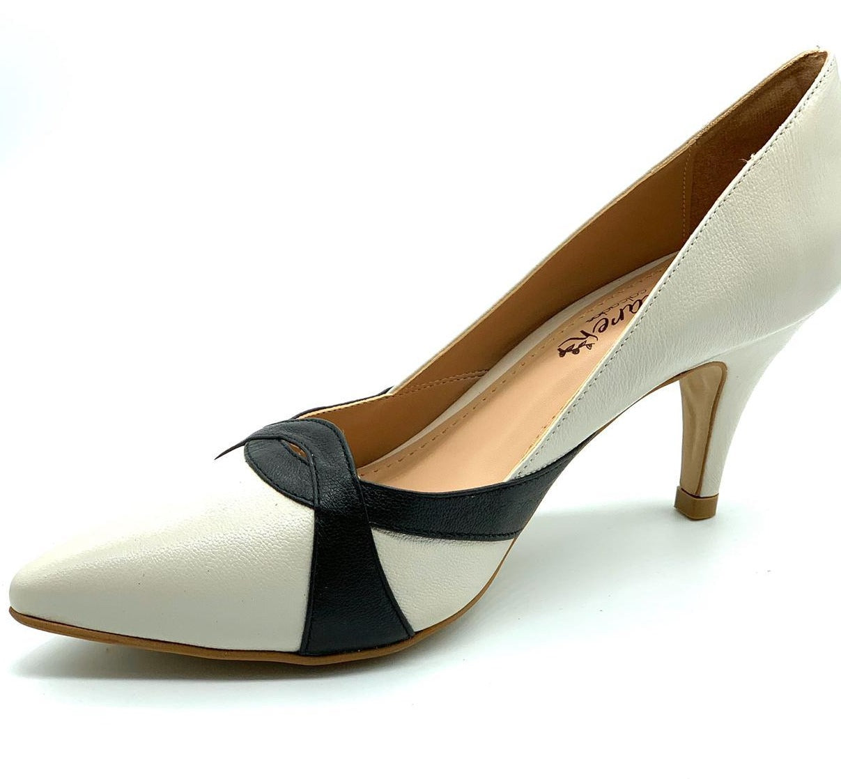 Scarpin off-white e preto salto fino