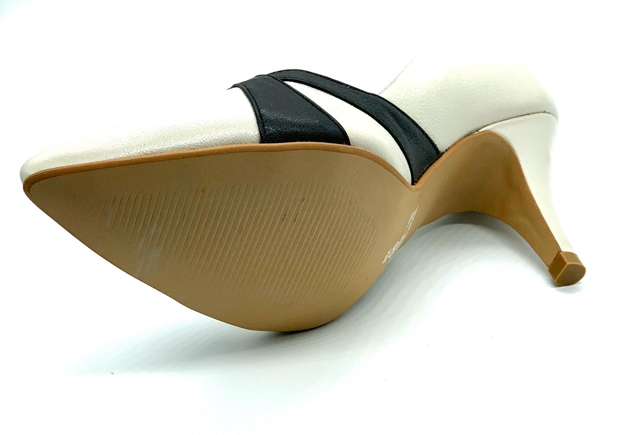 Scarpin off-white e preto salto fino