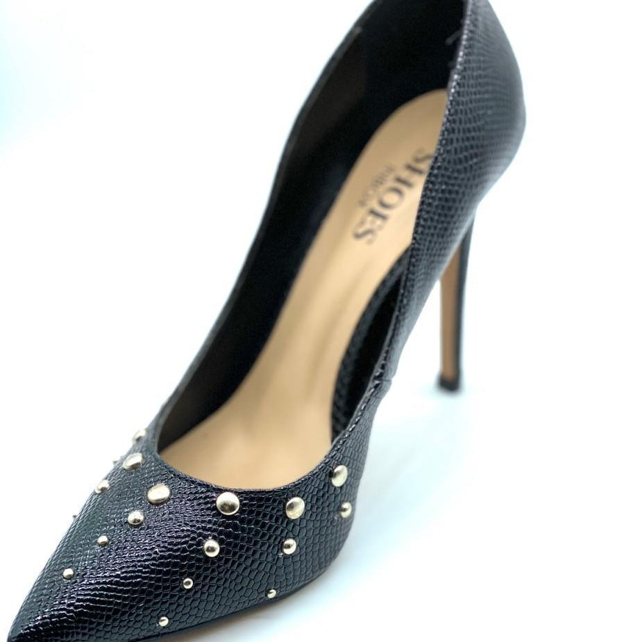 Scarpin preto com tachinhas salto fino