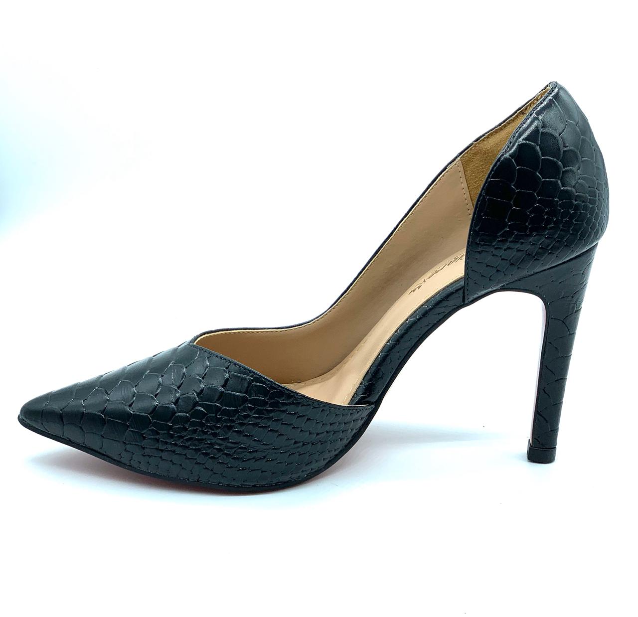 Scarpin preto de couro crocco salto fino