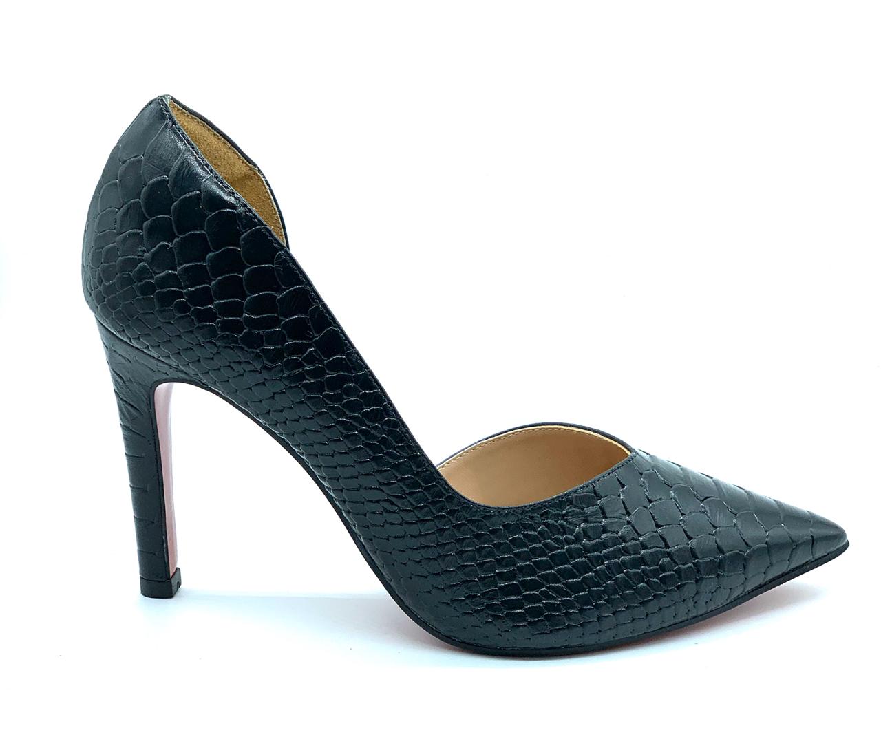 Scarpin preto de couro crocco salto fino