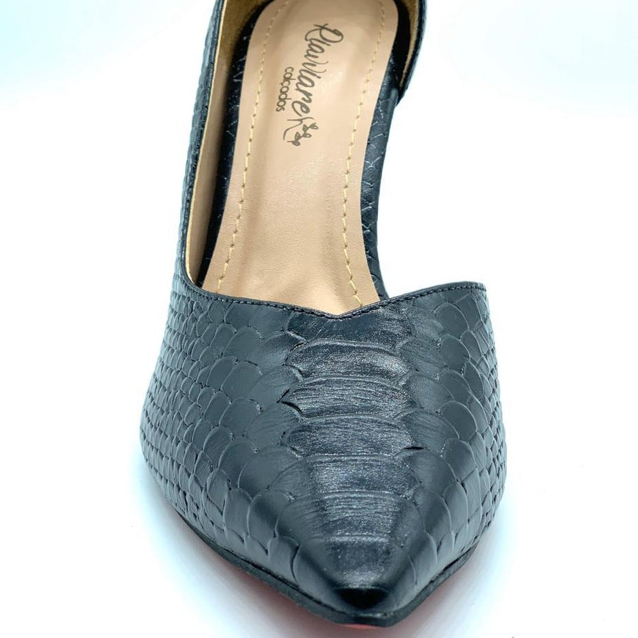 Scarpin preto de couro crocco salto fino