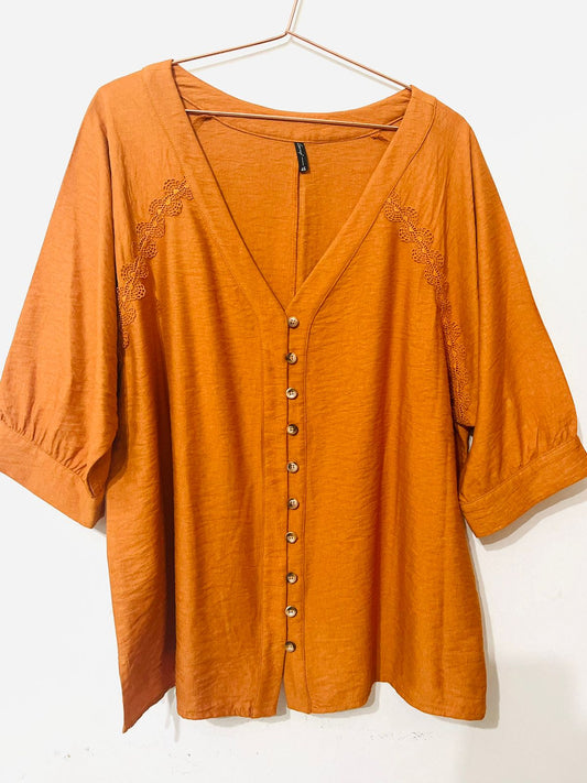 Blusa Terra acetinada com renda