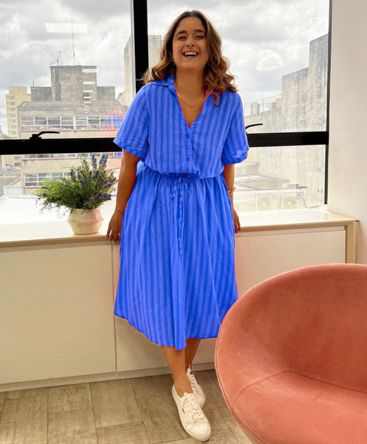 P389.19 Vestido com amarração cintura azul