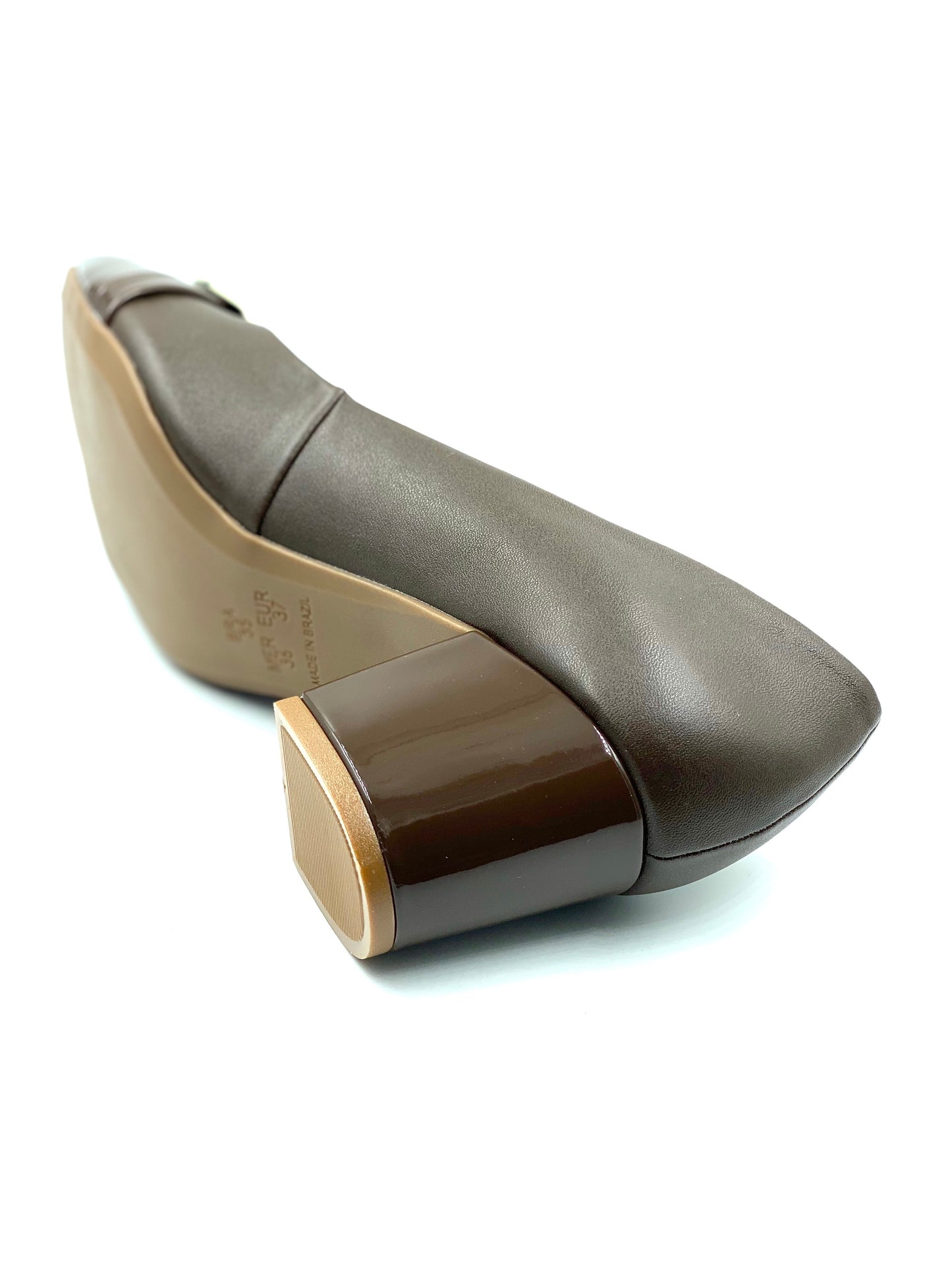Scarpin cacau/marrom com fivela salto bloco